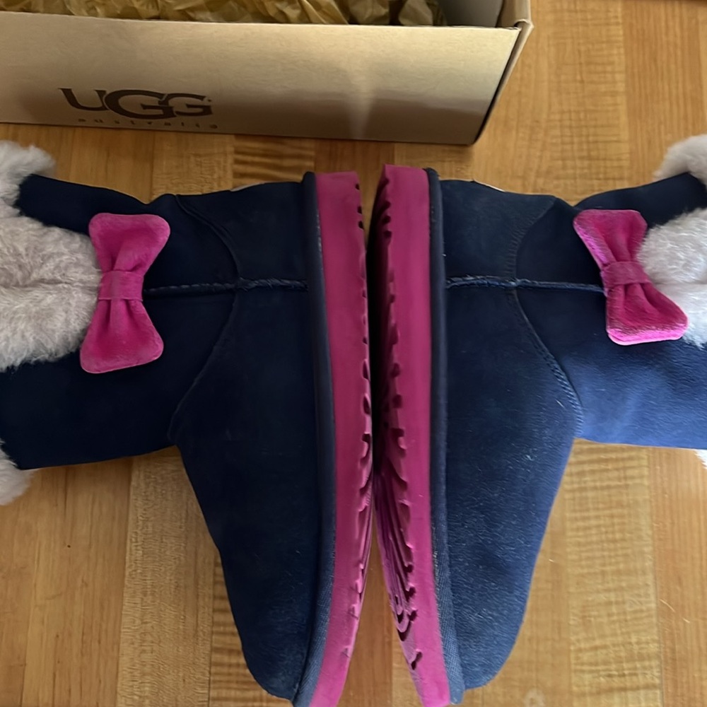 UGG AUSTRALIA KOURTNEY Bow Boots Youth Size 5 Navy Boots with Pink Sole - Picture 4 of 9
